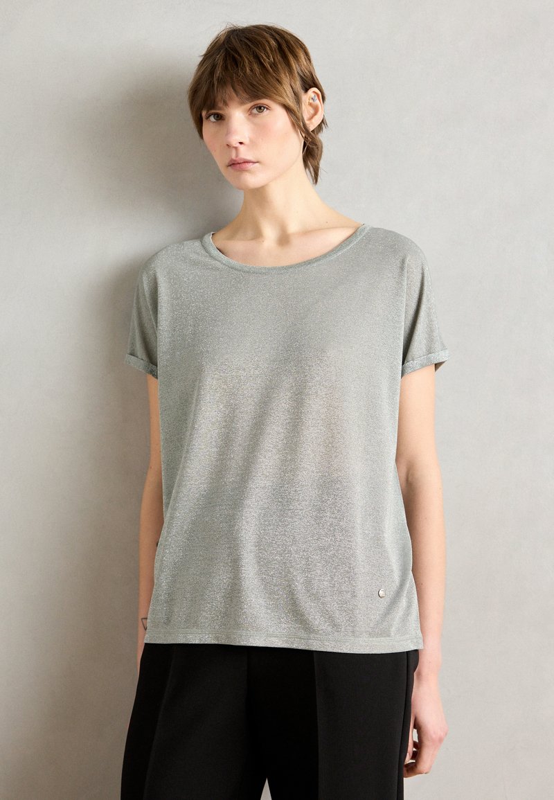 Shirt met korte mouwen in lichtgrijs met een subtiele glans. Heeft een ronde halslijn en een klein metallic logo-detail aan de zoom.