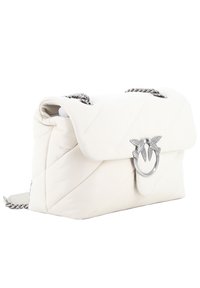 Borsa a tracolla in pelle bianca trapuntata con patta pieghevole, hardware a forma di uccello in argento e una tracolla a catena. Texture liscia con cuciture diagonali.