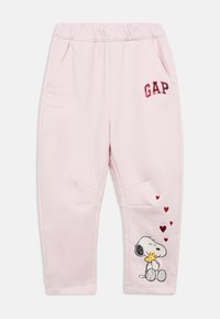 Ροζ βαμβακερή φόρμα με ελαστική μέση, πλαϊνές τσέπες και κεντητό σχέδιο του Snoopy με καρδιές στο αριστερό πόδι.