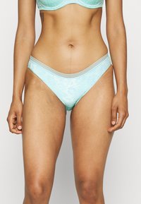 Parte de baixo de bikini azul claro com padrão de renda floral, apresentando uma textura suave e uma cintura fina com listras contrastantes.