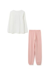 Maglietta bianca a maniche lunghe con colletto rotondo, abbinata a pantaloni rosa con vita elastica. Entrambi i capi sono morbidi, leggeri e dal taglio rilassato.