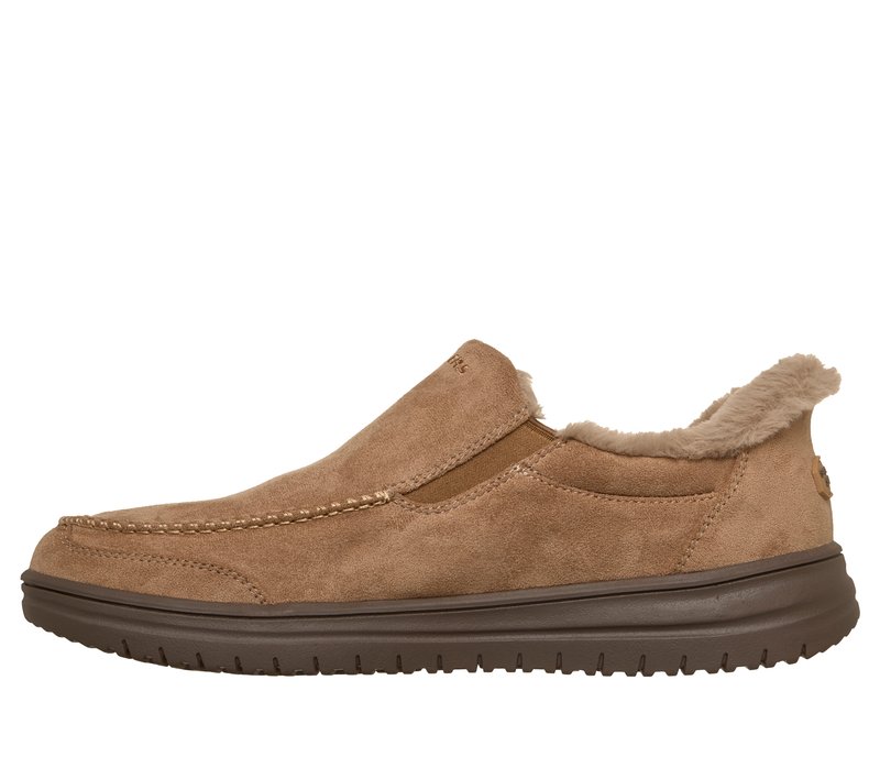 Bottines en suede marron à enfiler avec une douce doublure en fourrure, des panneaux latéraux élastiques et une semelle en caoutchouc texturée. Détails en cousu sur le dessus.