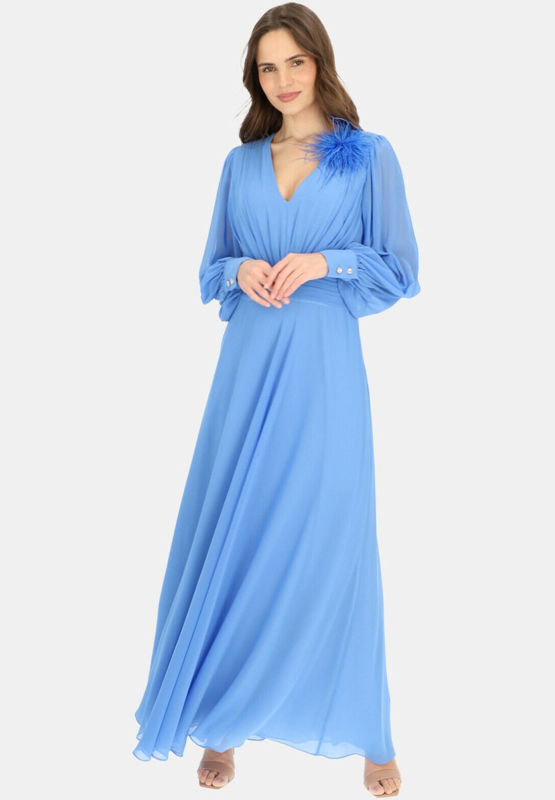 Niebieska długa sukienka z głębokim dekoltem w literę V, z bufiastymi rękawami i dekoracyjnym piórem na ramieniu. Materiał jest lejący się i fakturowany.