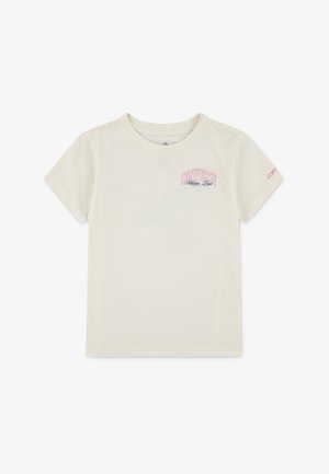 Camiseta de algodón color crema con mangas cortas, que presenta un logo en rosa y azul de "Converse Athletic Dept." en el pecho y acentos en naranja en la manga.