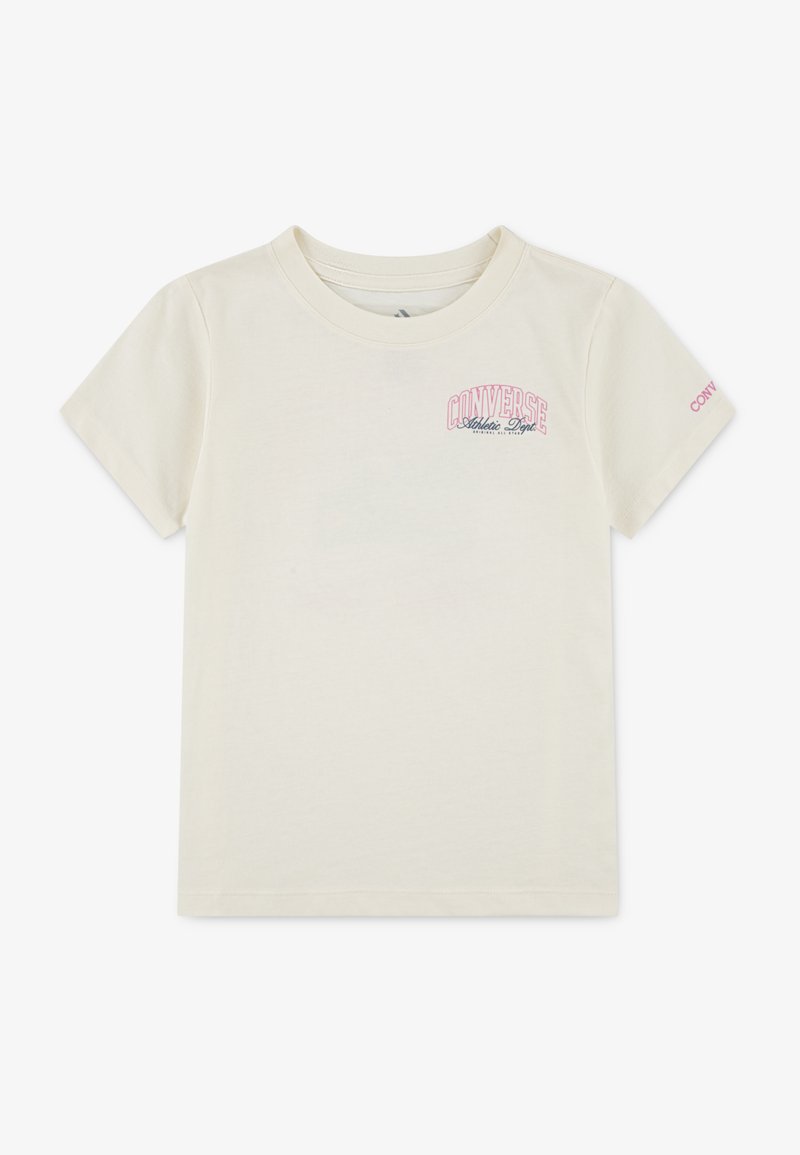 T-shirt en coton couleur crème à manches courtes, avec un logo "Converse Athletic Dept." rose et bleu sur la poitrine et des accents orange sur la manche.