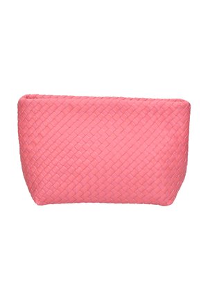 Borsa clutch intrecciata rosa tenue con forma rettangolare e angoli leggermente arrotondati, esposta su sfondo bianco.