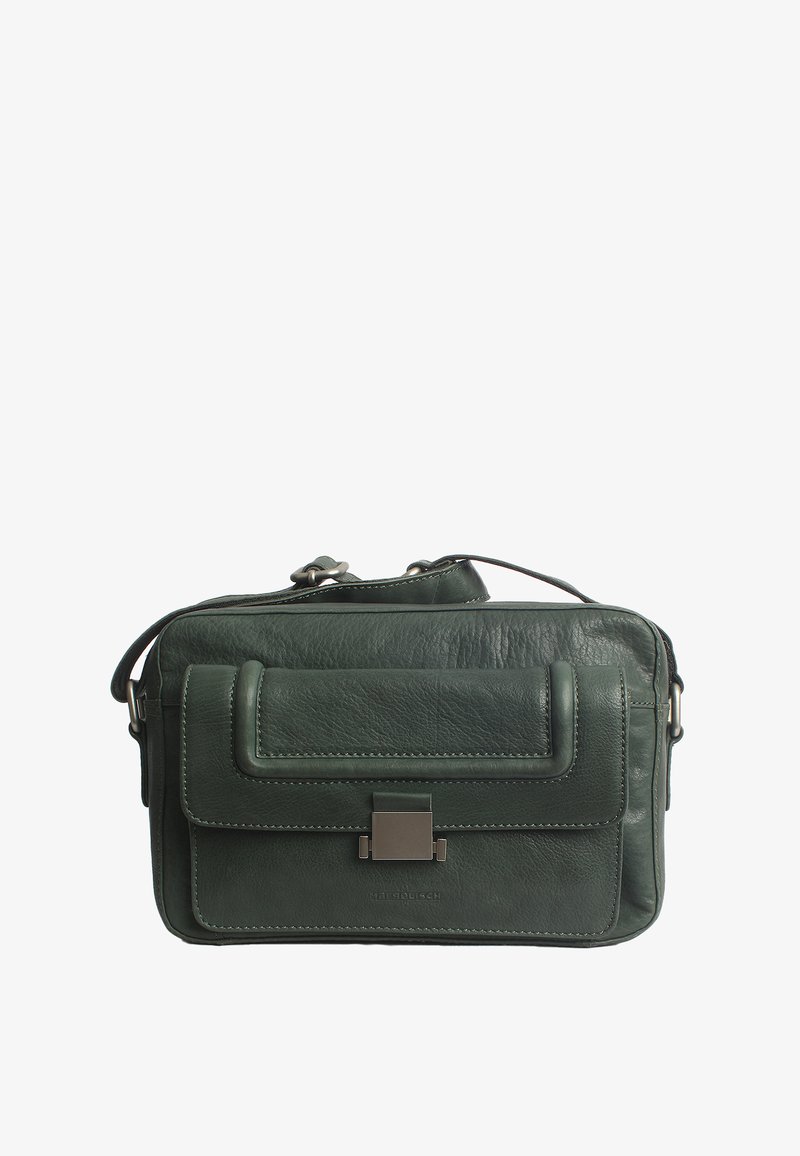 Grön läder crossbody-väska med klaffstängning, silverfärgade detaljer och kontrasterande söm. Rektangulär form med justerbar rem.