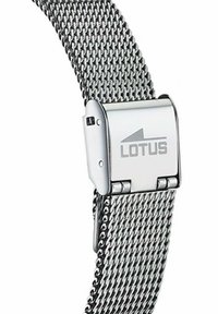 Correa de reloj de malla metálica en plata con un cierre pulido. Presenta el logo grabado "LOTUS" y un diseño elegante y minimalista.