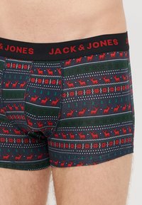 Kék boxeralsó ünnepi piros rénszarvas mintával, fekete derékrésszel, amelyen vörösen a "JACK & JONES" felirat olvasható. Pamut anyag, puha tapintással.