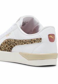 Sneaker bianco con un pannello in stampa leopardo testurizzato e accenti dorati. Presenta un collare imbottito, suola in gomma e logo impresso sul tallone.