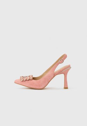 Zapato de tacón alto de ante rosa con tira trasera, hebilla cuadrada adornada con cristales en la puntera puntiaguda y correa ajustable en el tobillo.