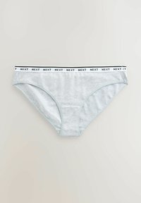 Sivi pamučni bikini donji dio donjeg rublja s mekim elastičnim pojasom koji sadrži crno-bijeli "NEXT" logo i svijetloplave šavove duž rubova.