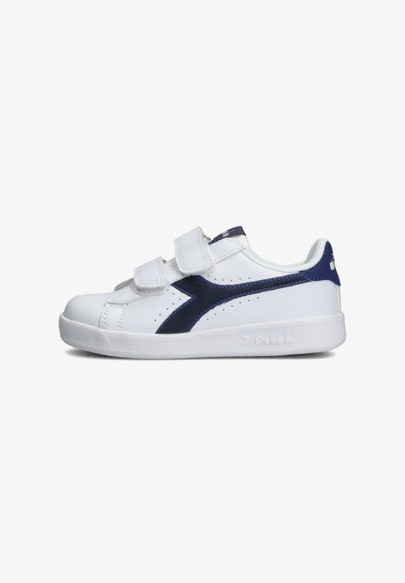 Sneakers bianchi con accenti blu navy, caratterizzati da una tomaia sintetica liscia, due cinturini in Velcro, dettagli perforati e una suola in gomma.