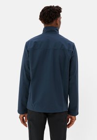 Marineblauwe waterdichte jas met een hoge kraag, lange mouwen en een eenvoudig ontwerp; heeft een gladde textuur en minimale stikdetails.