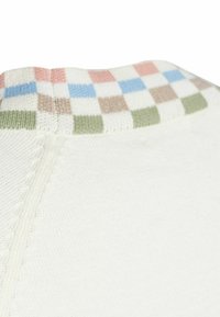 Witte gebreide top met een veelkleurige geblokte patroonrand in roze, blauw, groen en bruin bij de halslijn. Soepele textuur, casual ontwerp.
