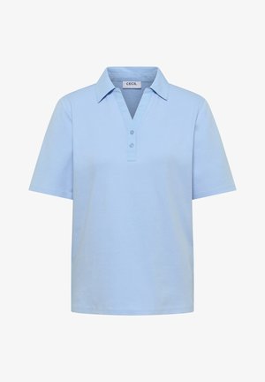 Polo a maniche corte azzurro chiaro con colletto e patta con due bottoni, con etichetta "Cecil", su sfondo bianco.