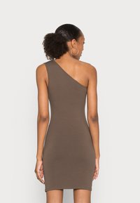 Vestido bodycon castanho de um ombro, ajustado ao corpo com uma textura suave. Comprimento até ao joelho, design minimalista sem padrões ou detalhes adicionais.
