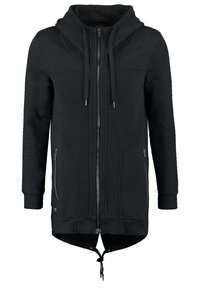 Černá zipová mikina s kapucí vyrobená z texturované látky s žebrovanými detaily. Obsahuje stahovací kapuci a dvě přední kapsy na zip.