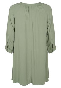 Langärmliges, knielanges Kleid aus einem gedeckten grünen Stoff. Verfügt über eine geraffte Rückendetails und hochrollbare, knopfverzierte Ärmel. Weiches, strukturiertes Material.