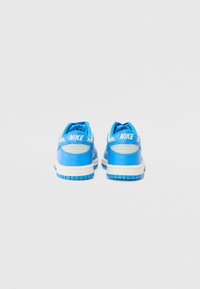 Nike-Sneaker mit einem Obermaterial aus blauer Leder, weißen Akzenten, einer strukturierten Sohle und einer glatten Ferse mit Logodetail.