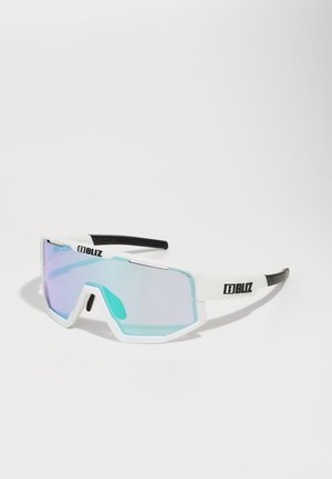 Sonnenbrille mit einem weißen Kunststoffrahmen, großen verspiegelten Gläsern mit einem Verlauf von Blau zu Transparent und schwarzen Akzenten an den Schläfen.