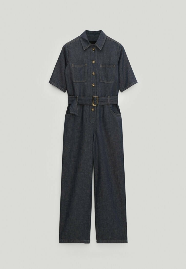 Combinaison en denim à manches courtes, avec deux poches poitrine et une taille ceinturée. Tissu bleu foncé à texture lisse et coupe droite.