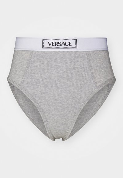 Boxers de algodão cinzentos com um cós elástico branco, apresentando um rótulo com o logótipo preto "VERSACE" na frente. Textura lisa, design de cintura alta.