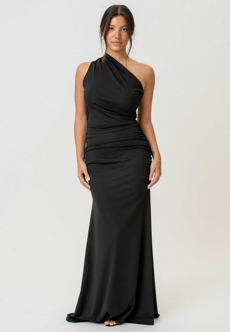 Fekete, egyvállas estélyi ruha sima anyagból, fodros kialakítással és földig érő szilhuettel.