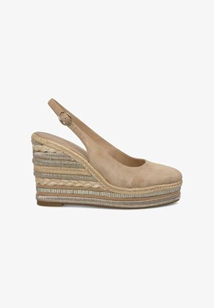Beige Wildleder Wedge Slingback mit geflochtenem Jute und metallischen Akzenten auf der Plateausohle. Runde Fußspitze und verstellbarer Knöchelriemen.