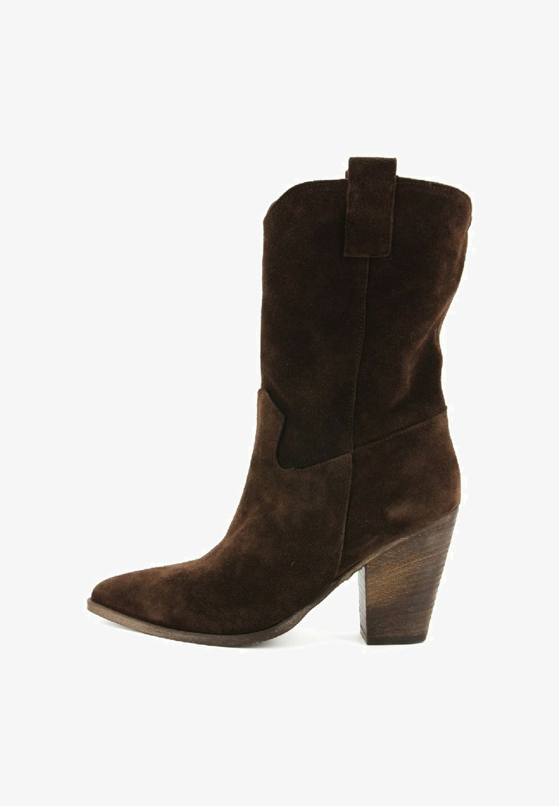 Stivaletto in suede marrone con punta allungata, ritagli in stile western e tacco impilato in legno. Presenta un inserto per il pull alla parte posteriore.
