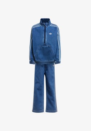 Dunkelblauer Jeans-Trainingsanzug bestehend aus einer Jacke mit Reißverschluss und Kängurutasche sowie passenden weit geschnittenen Hosen, die weiße Streifenakzente und ein Logo aufweisen.