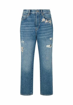 Plave traperice ravnih nogavica, s oštećenjima na bedrima i malim bijelim cvjetnim vezom blizu prednjih džepova i lijeve nogavice.