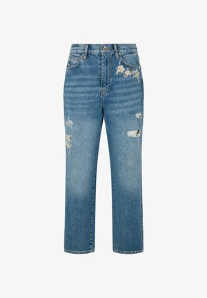 Plave traperice ravnih nogavica, s oštećenjima na bedrima i malim bijelim cvjetnim vezom blizu prednjih džepova i lijeve nogavice.