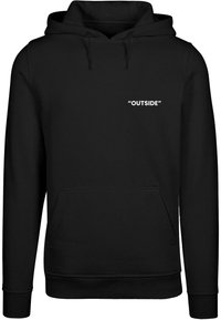 Sudadera con capucha negra y bolsillo frontal, que presenta la palabra "OUTSIDE" en texto blanco en el pecho superior izquierdo.