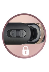 Svart plastlås mekanism med två knappar, en med ett hänglås symbol. Har metalliska accenter och en cirkulär rosa bakgrund.
