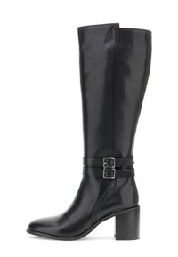 Bota de cuero negra hasta la rodilla con dos hebillas plateadas alrededor del tobillo y un tacón ancho.
