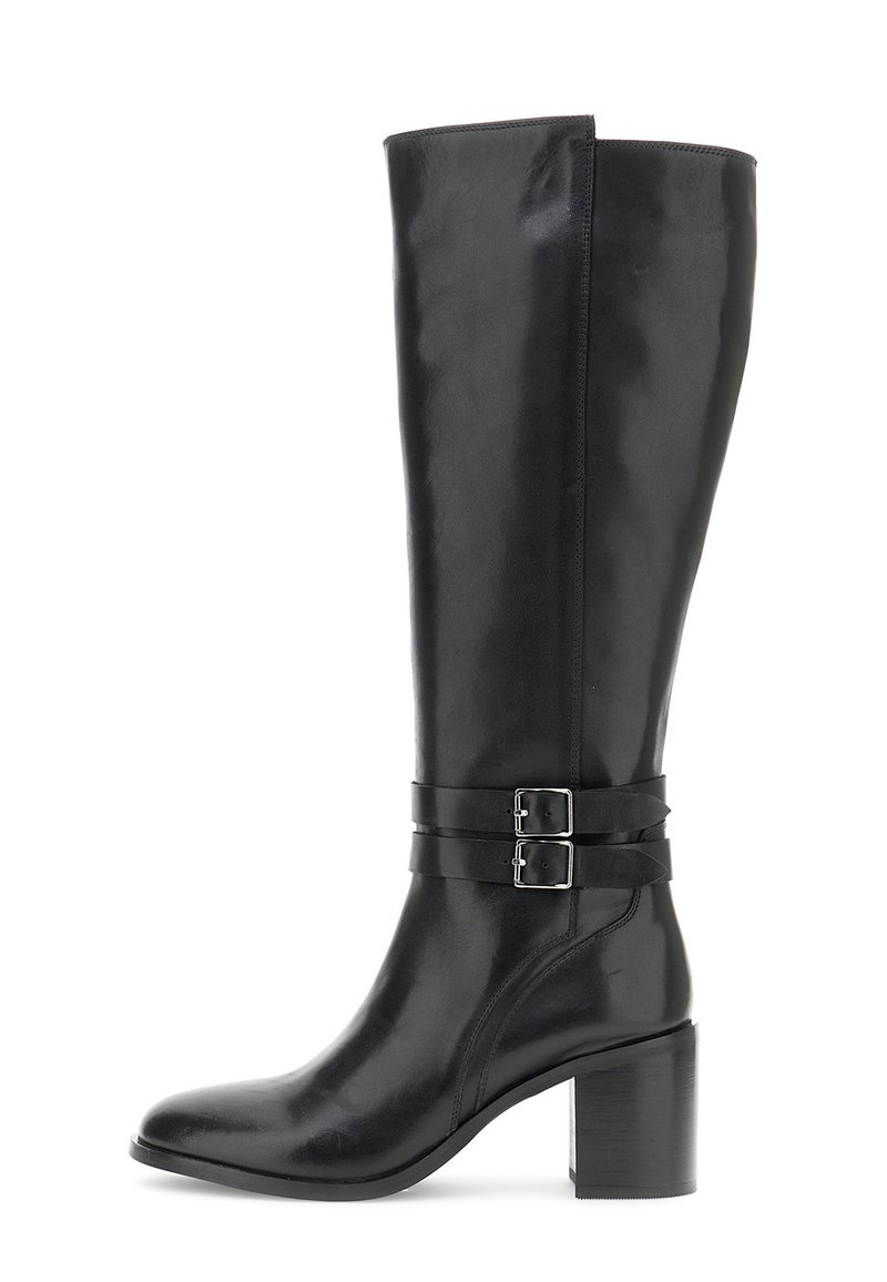 Bota de cuero negra hasta la rodilla con dos hebillas plateadas alrededor del tobillo y un tacón ancho.