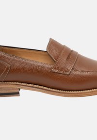 Braune Lederloafer mit strukturierter Oberfläche, ausgestattet mit einer gestickten Akzentuierung und einer Holzsohle mit einem leichten Absatz.