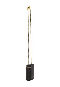 Borsa a tracolla nera in pelle trapuntata con catena dorata e dettagli con zip, forma rettangolare compatta.