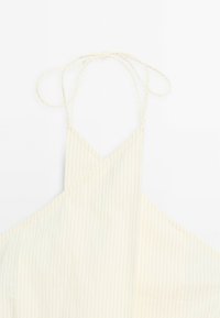 Crème gekleurde gestreepte tanktop met een crossover voorkant, schouderbanden in touwstijl en een lichte, gladde stoftextuur.