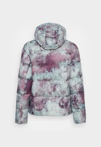 Doudoune à capuche, design matelassé rembourré avec motif éclaboussures bleu et violet, logo The North Face en haut à droite du dos.
