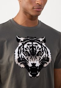 Antony Morato REGULAR FIT WITH MATT AND FLOCK - Tricou cu imprimeu - green