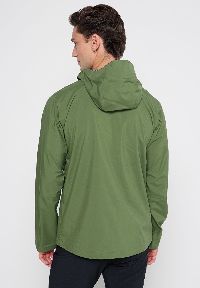 Groene waterdichte jas met een capuchon, gladde textuur, lichtgewicht stof en een afgeronde zoom. Heeft naden en elastische manchetten.