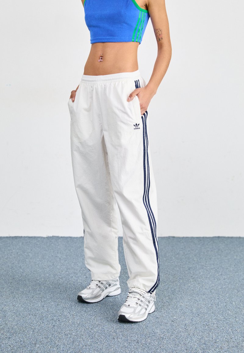 adidas Originals - BALLOON PANTS - Verryttelyhousut - cloud white, Suurenna