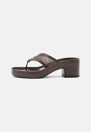 Calvin Klein T-bar sandals - rocky brown
