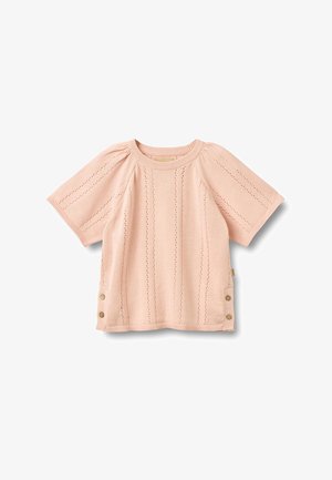 Pull en maille rose clair à manches courtes avec motifs ajourés verticaux, encolure arrondie et boutons décoratifs sur les côtés inférieurs.