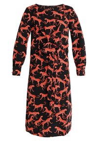 Schwarzes Kleid mit langen Ärmeln, das mit einem durchgehenden roten Leopardenmuster versehen ist. Es enthält einen gebundenen Gürtel in der Taille zur Anpassung der Form.
