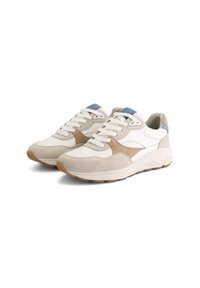 Sneakers met een beige suède en witte leren bovenkant, blauwe accenten, een gestructureerde vetersluiting en een rubberen zool voor grip. Casual sportief ontwerp.