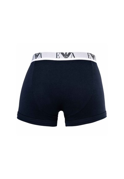 Μπλε ναυτικό ανδρικό μπόξερ με λευκή ελαστική μέση που φέρει μαύρο λογότυπο και γράμματα της μάρκας.