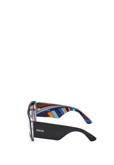 Sluneční brýle Pucci s průhledným předním rámem, černými stranami s barevným pruhovaným vzorem uvnitř a detailem loga na jedné straně.